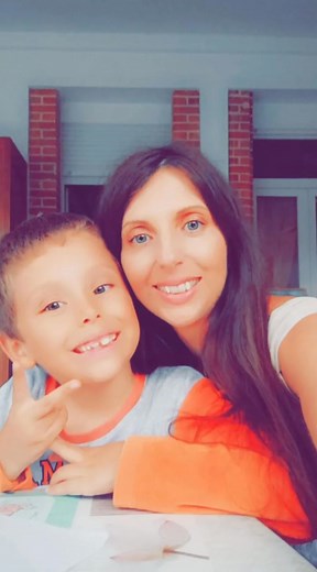 Matheo Autiste mon combat Le Secret des Parents d'Enfants Neuroatypiques : L'épuisement silencieux de la Maman Solo. Quand on devient Maman Solo d'un enfant avec TSA, TDAH et TOP, on découvre une double vérité que personne ne dit : Le combat est quotidien, sans répit. On ne peut absolument pas tout accomplir seule. Mais c’est souvent ce que l’entourage imagine : "Elles exagèrent. " "Elle pourrait faire plus d'efforts pour sortir." "Ce n'est pas si grave, tout le monde a des enfants difficiles." 