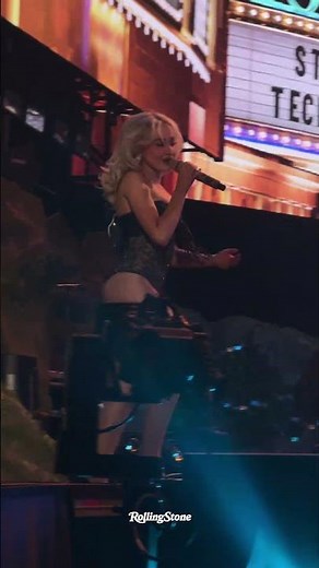 Sabrina Carpenter Performs "Juno" at Coachella