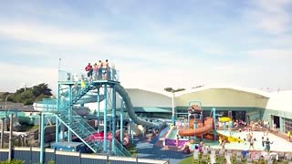 Fancy a splash? Brean Splash Waterpark has indoor and outdoor swimming pools, slides and much more! ✨ Whatever the weather, join them for a splashing good time! 💧 For more information visit: http://ow.ly/jHaV50E7t9v | Holiday Resort Unity
