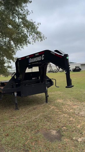This USED Diamond C FMAX210 won’t last long! 💯 Check it out at FRIDAYSTRAILERSALES.COM! ☎️ 903-278-4882 #fridaystrailersales #dowork #diamondc #dealership #trailers #usedinventory #business | Friday's Trailer Sales