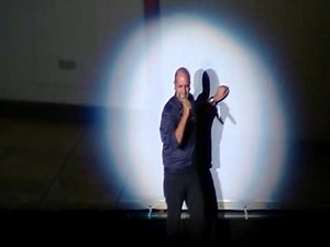 checco zalone imita checco modà #checcozalone #teatro #modà #napoli #spettacolo ‪@CheccoZaloneTube‬