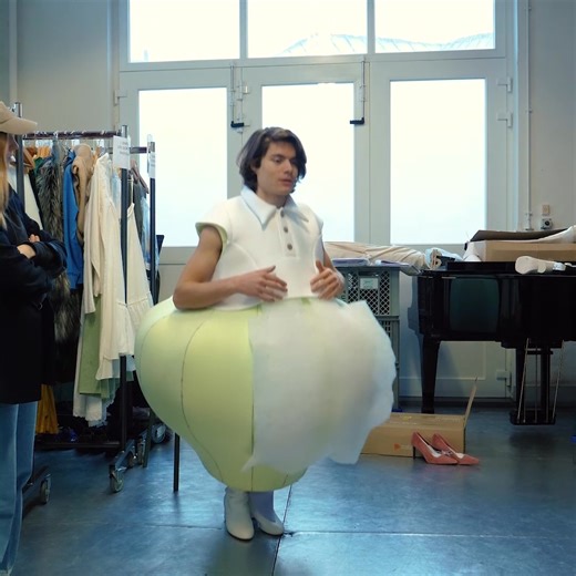 Tijdens de eerste repetitieweek van L’Enfant et les Sortilèges: An Empty House nemen we een kijkje in de thuisbasis van de International Opera Academy . Hier beginnen de solisten aan het ontwikkelen van hun verschillende personages. Ze passen ook alvast hun kostuums—spannend! ✨👗 Regisseur Maëlle Dequiedt en kostuumontwerper Louis Verlinde geven een inkijkje in het creatieve proces. Geen sprookjesachtige Efteling-sferen, maar een volwassen versie van Ravel’s meesterwerk, gehuld in een duistere e