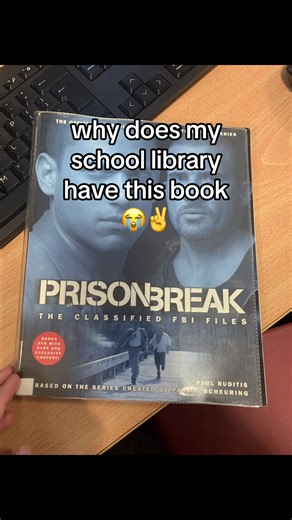 Should I read it #prisonbreak #michaelscofield #lincolnburrows #saratancredi #tbag