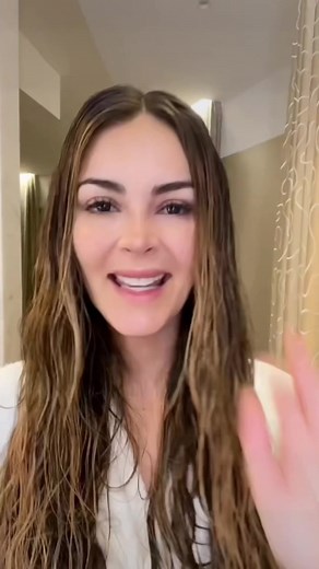 Te enseño a hacer un “wet look” para tu pelo rápido y fácil con uno de mis productos favoritos de #Dove 🤩 #doblepoder #cremadepeinar #wetlook