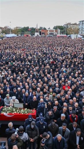 Nokta TV on Instagram: "Halkın belediye başkanı Gülşah Durbay'ı onbinler böyle uğurladı! Tedavi gördüğü Manisa Şehir Hastanesi’nde hayatını kaybeden, Manisa’nın ilk kadın belediye başkanı Şehzadeler Belediye Başkanı Gülşah Durbay için belediye binası önünde tören düzenlendi. Cumhuriyet Halk Partisi Gençlik Kolları’nda uzun süre görev alan, Manisa’nın ilk kadın belediye başkanı Şehzadeler Belediye Başkanı Gülşah Durbay son yolculuğuna uğurlandı. #gülşahdurbay #manisa #şehzadeler"
