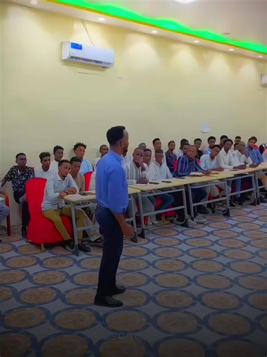 dadka dhagesanayo caqligoda dabka mobile kaga ku qiyas😭😂 / 100k wax yar noga dhiman💀#somalitiktok #roberto #editor #fyp #foryou