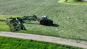 16 reactions | Buongiorno e Buona giornata a tutti! In attesa di ripresendere la Fienagione, interrotta a causa del maltempo di questi giorno, vi mostriamo questo enorme andanatore KRONE Agriculture Swadro 2000 19m Video di @Polobone https://www.youtube.com/watch?v=3ucqH87LWvg #NewsAgricoltura | NewsAgricoltura | Facebook