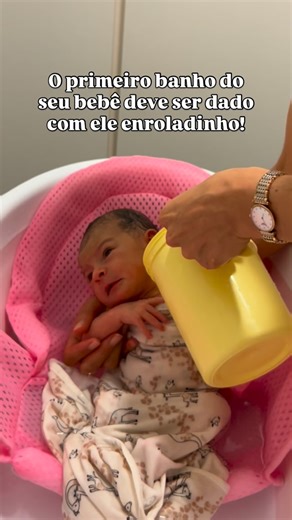 O primeiro banho do bebê não precisa ser um momento de choro e desespero. O banho do recém-nascido pode ser feito com o bebê enroladinho na toalha uma técnica que traz acolhimento, segurança e conforto. Esse tipo de banho, conhecido como banho enrolado ou swaddle bath, ajuda o bebê a: • Sentir-se mais seguro, como no útero. • Manter a temperatura corporal estável. • Evitar sustos e choro excessivo. Durante o banho, o bebê permanece parcialmente coberto enquanto cada parte do corpo é higienizada 