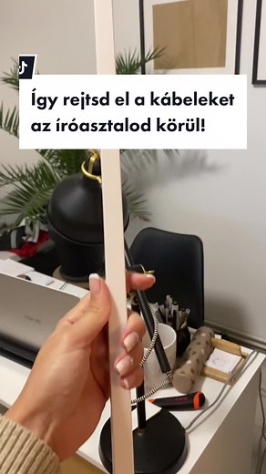 Így rejtsd el a kábeleket az íróasztalod körül!🤩 #íróasztal #dolgozószoba #dolgozósarok #kábel #kábelelvezetés #lakberendezés #lakberendezésitrükkök #lakberendezésiötletek #lakberendező #ötlet #design #work #workrooms #idea #otthon