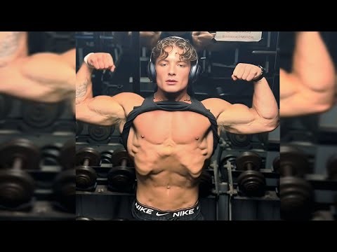 Young bodybuilder Chris flexing muscles!