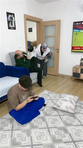 Zarife Ercan on Instagram: "Teknoloji bebegı bile unutturur dereceye geldi #zarifeercan51 #karıkoca #bebek #yastık #teknoloji"