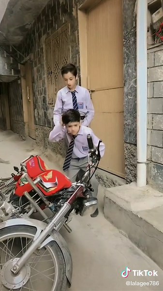 😂Motercycle khari nai karni...😃 #lalagee786