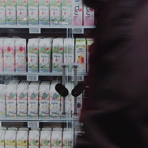 I april tog vi fram och testade ett handtag för att bidra till minskad smittspridning på allmänna platser. Vi pilottestade handtaget i samarbete med en matbutik i Helsingfors och intresset var stort. Nu startar vi kommersiell produktion och försäljning tillsammans med Fiskars Group. Handtaget är tillverkat av Fortum Circo – återvunnen plast från finska hushåll. Gamla matförpackningar får nytt liv och hjälper till att minska smittspridning i vardagen.♻️ Läs mer 👉 https://bit.ly/2YzaZF3 | Fortum