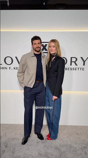 The moment JFK Jr and Carolyn met on the red carpet 🥰 FX’s Love Story 🎬