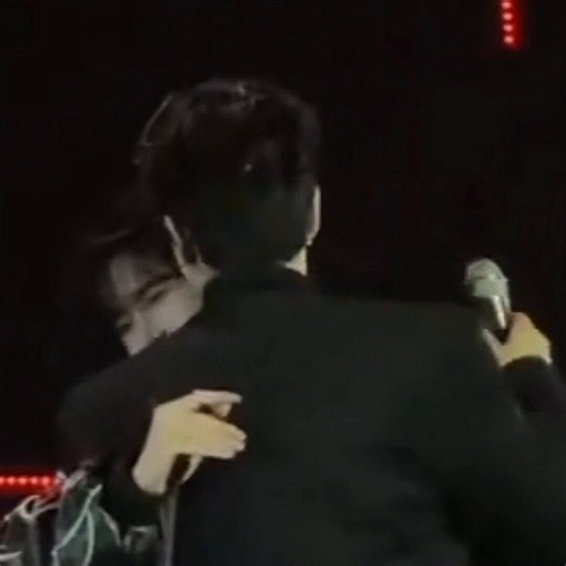 ((((ทีแรกนึกว่าจุ้บแบบไม่โดนเยอะแต่โดนแก้ม จริง ๆ โดนเยอะและพี่เพิร์ธฮีจุ้บใบหูน้องต้าแบบจุ้บโดนจริง ๆ ใบหูน้องต้าขยับเพราะแรงจุ้บฮีเลย จุ้บตรงนั้นเลยอะ ป้าตรายยใครก็ได้ซื้อโลงให้หน่อย ฮีรักของฮีมากจริง))))