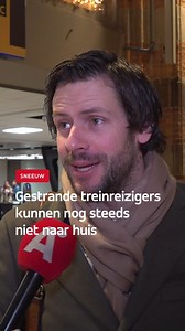 Het was vanmorgen weer raak: rondom Amsterdam Centraal reden geen treinen. Ook later vandaag is er beperkt treinverkeer door veel wisselstoringen. Ook vannacht gaat het weer flink sneeuwen. Volg de laatste updates via ons liveblog op AT5.nl. ❄️ #AT5 #Amsterdam #Nieuws #Trein #Sneeuw #NS | AT5