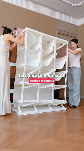 Gue kira awalnya ini cuma “lemari settingan iklan” doang, tau-tau pas dicoba beneran rapi dong 😅 Ambil satu baju, yang lain nggak ikut ambruk. Susunannya jelas, jadi nggak ada drama lipatan berantakan tiap kali milih outfit. Pintu transparannya juga enak banget, tinggal lirik dari luar kalau mau cari baju, nggak perlu bongkar isi lemari dulu baru nemu satu kaos. Kalau kamu lagi kepikiran ganti lemari, jangan kelamaan mikir. Model yang beneran kepake sehari-hari kayak gini tuh biasanya cepat hab