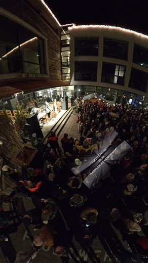 Bernhard Gruber Photography on Instagram: "🎶✨ Stimmungshöhepunkt beim Adventmarkt in Kappl! ✨🎶 Die Musikgruppe Tschentig brachte den Adventmarkt Kappl zum Klingen und riss das zahlreiche Publikum mit. Viele begeisterte Zuschauer, festliche Atmosphäre und mitreißende Musik sorgten für echte Gänsehautmomente. Ein Auftritt, der den Adventmarkt zu etwas ganz Besonderem machte! 🎄🔥 www.bernhardgruber-photography.at #tschentig #musikgruppe #adventmarktkappl #adventmarkt #weihnachtsstimmung"