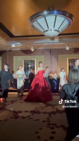 楽しい結婚式の余興と踊る花嫁