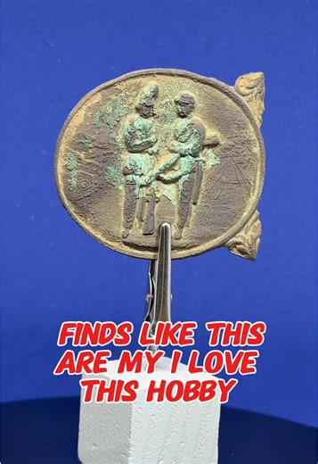 A lovely copper buckle cover showing two soldiers standing — likely from the British Empire period. The detail on this piece is incredible, and you can really imagine the stories behind it. Finds like this always make you stop for a moment and appreciate the history beneath our feet. Slowly turning on the table, showing all angles and character. One of those pieces that just feels historic. #MetalDetectingFinds #HistoryUnearthed #BritishEmpire #RelicHunting #CopperArtifacts