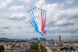 2.1K views · 267 reactions | [#Ambassadeurs] ✈ Revivez le spectacle aérien unique de la Patrouille de France et des RAF Red Arrows, à l'occasion de la visite de Charles III en France ce mercredi. Une démonstration aux couleurs de nos deux nations, qui témoigne des liens historiques qui unissent la France et le Royaume-Uni.  Royal Air Force Ministère des Armées | Armée de l'Air et de l'Espace | Facebook