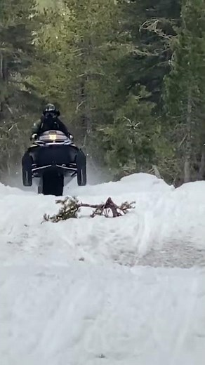 This is how to ride a 22 year old snowmobile 😤.