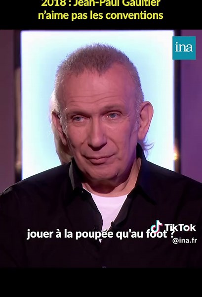 « Vas-y, mon gars, continue. » Quand Jean-Paul Gaultier répondait à la question : que dire à un garçon qui préfère jouer à la poupée plutôt qu’au foot ? #SinformerSurTikTok #JeanPaulGaultier #Mode #Archives #INA