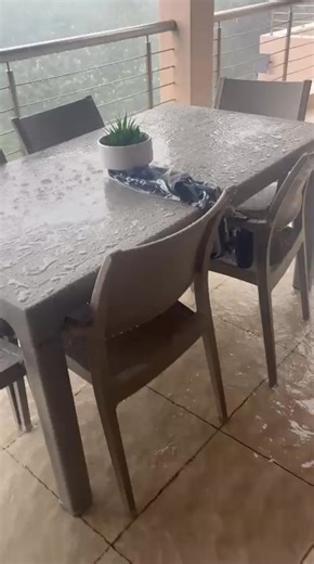 Monique sent us this video of the heavy rainfall in Shelly Beach in KZN this afternoon (21 December 2025). See our website for the details of all the weather warnings for today and tomorrow. Whatsapp photos/videos to 0812518029. See https://snowreport.co.za for weather forecasts. | Snow Report SA