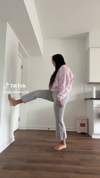 Not what I expected 🤣 #splits #wall #challenge #splitschallenge