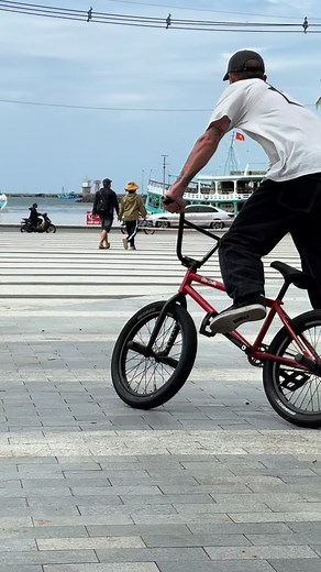 Last Session in Vietnam 🇻🇳 Leaving to Saudi Arabia tomorrow for the World Championship ✌🏻 🎥 @bgirljilou #bmx #flatland #flatlandbmx #bmxflatland | Dustyn Alt