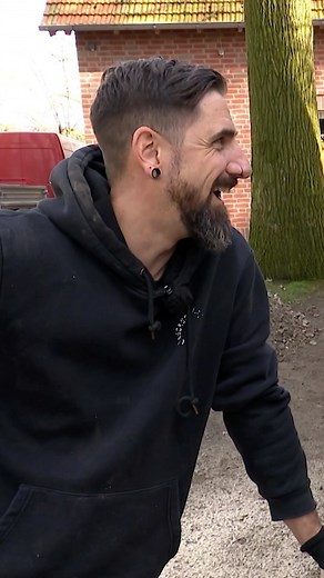 Und wie viele Hektar hat euer Partner so? 🤣 In der ersten Folge der neuen Staffel geht es für „Die Beet-Brüder“ nach Lembeck zu Pia und Daniel. Die matschige Schafswiese soll zum Wohlfühlgarten werden und die Alpakas auf dem Hof sollen Teil des Gartens bleiben 🦙 Bloß wie? Das seht ihr heute um 18:10 Uhr bei VOX oder streamt die Folge bereits jetzt auf RTL ! #VOX #DieBeetBrüder #Garten #RTLPW #GMFRAB | VOX