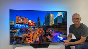 Der Philips The One PUS8909 punktet im Test als Ambilight-TV mit knackigem Bild
