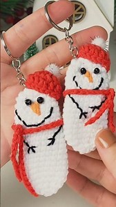 Watch now for an easy tutorial on how to make a snowman keychain from a snap hair clip.☃️