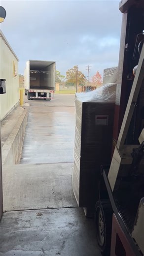LAST FREIGHT LOAD OF THE YEAR being grabbed by our friends at @academy 🤝🏼 We are thankful the warehouse is empty this time of year — thanks to you for an awesome year!! ❤️ We will be filled up for the new year ahead! Merry Christmas and Happy New Year to all! 🎁 | ForEverlast Inc.