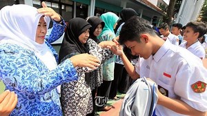 Rayakan Hari Guru Nasional, Ini 5 Lagu Bertema Guru Lengkap dengan Lirik dan Videonya - TribunWow.com