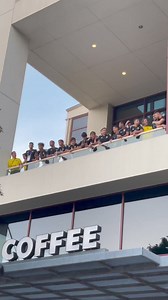 102K views · 8.2K reactions | Los jugadores de la Vinotinto⚽️ salieron al balcón a saludar a la gran multitud aglomerada en las afueras del hotel en Austin. #CopaAmerica #Vinotinto #Venezuela #JamaicaVenezuela #CA2024 | SportsVenezuela.com | Facebook