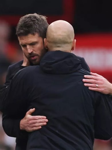 🔴 Manchester United 9v9 2 Compact Units Setup 📏 Played from just outside 18 yard box to 18 yard box ⚽ 9v9 2 neutrals 🎯 Target goals positioned to encourage central passes. The focus was on compact defensive shape, protecting the middle, and moving together as a unit up and down the pitch. Players were coached to defend central overloads first and force the ball wide. This wasn’t random. United’s win over City was no fluke. Credit to Michael Carrick and his staff for delivering the exact tacti