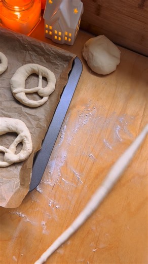 sugar cube on Instagram: "Bretzel o Pretzel o Brezel? 🥨🎄🇩🇪 Ricetta: Ingredienti: - 600 gr farina - 330 gr acqua - 7 gr lievito di birra disidratato - 16 gr sale fino - 40 gr zucchero - 50 gr burro - sale grosso q.b. - bicarbonato q.b. Unite tutti gli ingredienti in una ciotola e lavorate fino ad ottenere un impasto elastico. Fate lievitare un’ora circa coperto con la pellicola alimentare. Tagliate l’impasto in panetti da 60 gr circa l’uno e lasciate lievitare mezz’ora coperti. A questo punte