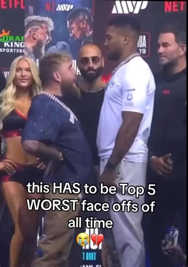 Pampam.MP4 on Instagram: "日本利用压电瓷砖将脚步转化为电能。这些瓷砖捕捉来自你脚步的动能。当你行走时，你的重量和动作会对瓷砖产生压力。瓷砖会轻微弯曲，从而产生机械应力。瓷砖内部的压电材料将这种应力转化为电能。每一步都会产生少量电荷，而数百万步结合在一起就能产生足够的电力来驱动 LED 灯、数字显示屏和传感器。在像涩谷车站这样繁忙的地方，每天大约有 240 万个脚步为这一系统作出贡献。这些电能可以被储存或立即使用，从而减少对传统电力来源的依赖，并支持可持续的城市基础设施。这种方法将日常运动转化为实用的可再生能源 #日本 #知识 #事实 #你知道吗 #推荐 #科技 #创新 #历史 #技术 #实验 #热门"