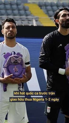 Tuyển Iran ôm ba lô bé gái tưởng niệm vụ không kích trường học