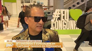 77K views · 1K reactions | Zé Congonhas é uma figura icônica no aeroporto de Congonhas, em São Paulo, onde há 34 anos ele se dedica a tirar fotos com celebridades. Com mais de 20 mil fotos, Zé tem uma estratégia: três vezes por semana, ele se posiciona na área de desembarque para capturar o melhor momento com os artistas #FalaBrasil | RECORD | Facebook