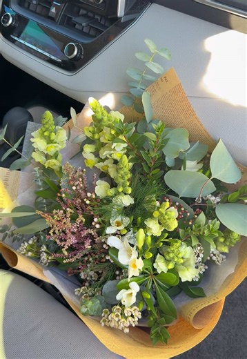 what do you think of this bouquet? 😍🌿🤎 #fyp #flowers #bouquet #arrangement #greenery