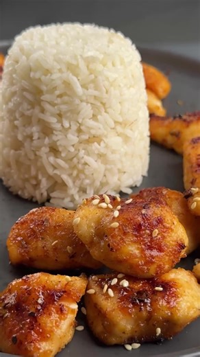 #VNVideoEditor PERFECT AND FAST sweet fried chicken. INGREDIENTS: ●Chicken fillet - 500 g ●Flour - 2 tbsp ●Salt - 1 tsp. ●Oregano - 1 tsp ●Smoked paprika - 1 tsp ●Black pepper - to taste ●Butter - 30 g ●Pepper flakes - 1 tsp ●Honey - 1 tbsp ●Oil for frying -50 ml ●Sesame seeds - a pinch 1. Cut the fillet into chops. 2. Place the chicken pieces in a plastic bag, add flour, salt, and spices. Seal the bag and mix well. 3. Place the chicken pieces in a frying pan with vegetable oil and fry for 3-4 m