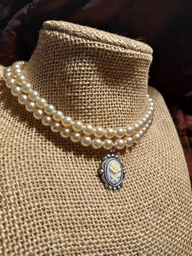 Victorian Rose, Pearl Princess: 1950s Cream Pearl Double Strand Choker, Blue Floral Cameo Pendant on Scrollwork, Victorian Silver-tone Frame - Etsy