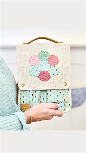 Needlework by Ana Design® on Instagram: "Estuche Porta Tijeras.✂️ ¿Os acordáis de este proyecto tan mono? Consiste en la creación de un bonito estuche de Costura y Patchwork diseñado especialmente para llevar nuestras herramientas más utilizadas, como las tijeras, el cúter, el saca costuras, un bolígrafo, etc.🧵🪡 ❤️En cuanto al diseño, la parte exterior del estuche cuenta con una hermosa flor realizada con la técnica de Patchwork del "English Paper Piecing". Esta técnica consiste en unir piezas