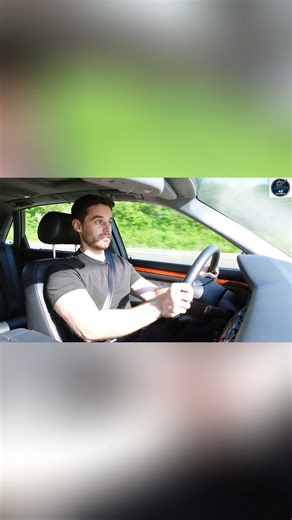 Erleben Sie pure Gänsehaut, wenn der klassische W12 seine Muskeln spielt lässt. Trotz seines Alters stürmt er über die Autobahn und lässt moderne Autos alt aussehen. Die Stabilität bei diesem Tempo ist einfach unglaublich! Klicke jetzt auf das Video, um den W12-Sound zu hören und das überraschende Verbrauchs-Ergebnis zu sehen! #AutoBlick #Fahrtest #CarReview #AutoTechnik #Audi #W12 #AudiS8 #VorsprungDurchTechnik #Autobahn #LuxuryCars #AudiA8 #EngineSound #GermanEngineering | AutoBlick