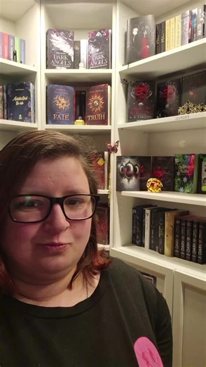 [ANZEIGE|BLOGGER] Kardia - Hass uns Von: @T. J. Morosis | Autorin Aus dem hause @Whisper Publishing ET: 27.01.2026 Klappentext: Um das Leben ihrer Schwester zu retten, verkauft Alys ihr eigenes – an Aron, einen Daemon und Professor an der Mallory, der Universität, an der sich seinesgleichen von den Gefühlen ihrer menschlichen Schüler nähren. Zwischen Farben, Regeln und dunklem Verlangen entwickelt sich eine verbotene Anziehung. Doch an der Mallory herrschen vier mächtige Daemonfamilien und an je