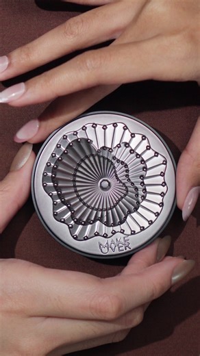 some compacts just sit pretty. this one does the work too. MAKE OVER x Rinaldy Yunardi Powerstay Matte Powder Foundation brush for a soft blur and puff for fuller coverage💅 keep one for yourself… and gift one this Eid ✨ #m#makeoveridm#mastershadet#twowaycakepowderfoundation