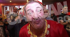 Nelson Mondialu`, aroganta suprema de Revelion! S-a imbracat in aur si briliante iar in picioare a purtat pisici birmaneze