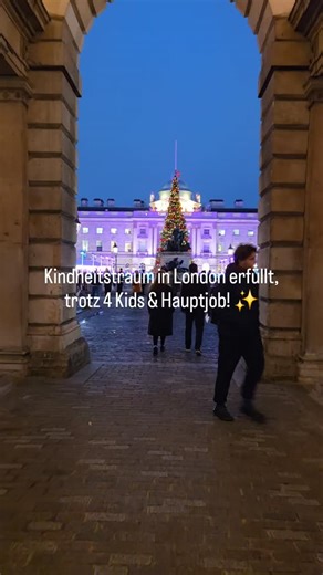 ​✨ Uli Schmauder| Glow & Entspannung on Instagram: "Hab mir einen Traum erfüllt ✨ ​Letzte Woche in London stand für einen Moment die Welt still⛸️ Ich stand auf dem Eis – ein Traum, den ich schon als kleines Mädchen hatte. Diesen Moment Hand in Hand mit meiner Tochter zu teilen, ist unbezahlbar. ❤️ ​Viele fragen mich: Uli, wie schaffst du das? 4 Kinder & Hauptjob... wie baust du dir da noch ein Business auf? ​Die Antwort: Ich arbeite smart, nicht hart.💡 Dank unseres KI-Haut-Scan Tools kann ich m